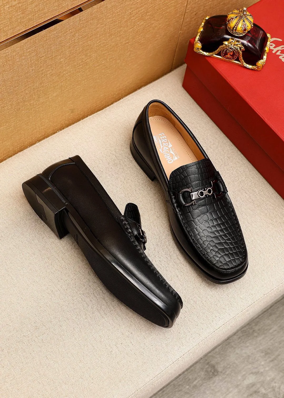 Men's shoes💰480💰 Product trademark: Ferragamo "Ferragamo" casual leather shoes Regular size: 38-44 (45🉑️customized) Product materials: Selected imported first-layer calfskin embossed upper + original hardware buckle, imported water-dyed cowhide leather lining. Strong three-dimensional visual effect, rubber outsole Color: 1⃣️color optional